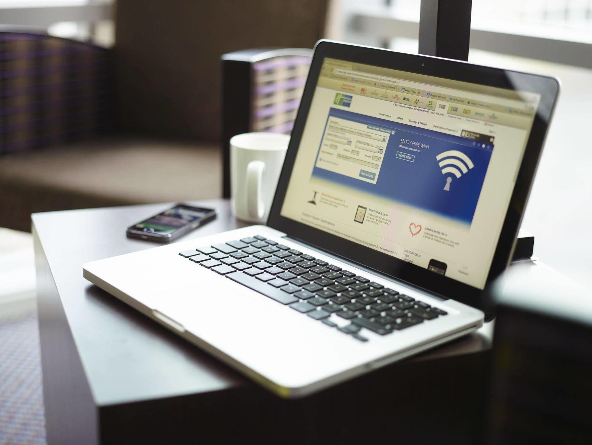 Holiday Inn Express Winnipeg Airport - Polo Park By Ihg Exteriör bild