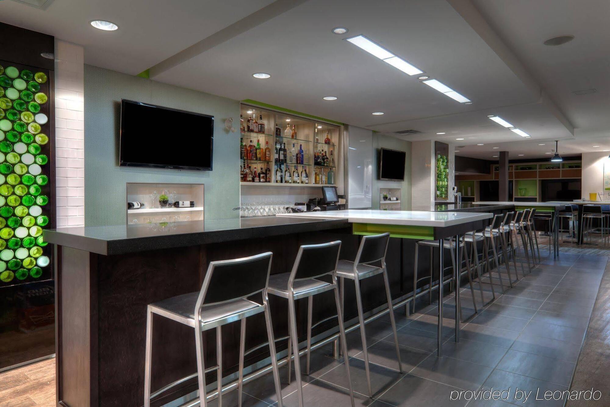 Holiday Inn Express Winnipeg Airport - Polo Park By Ihg Exteriör bild