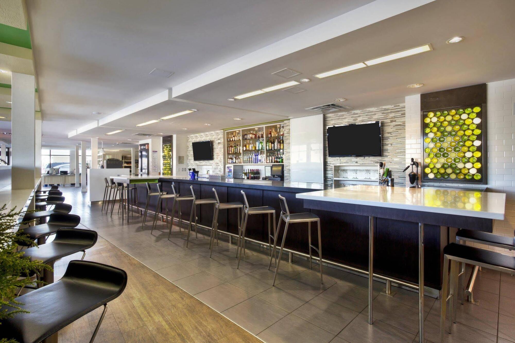 Holiday Inn Express Winnipeg Airport - Polo Park By Ihg Exteriör bild