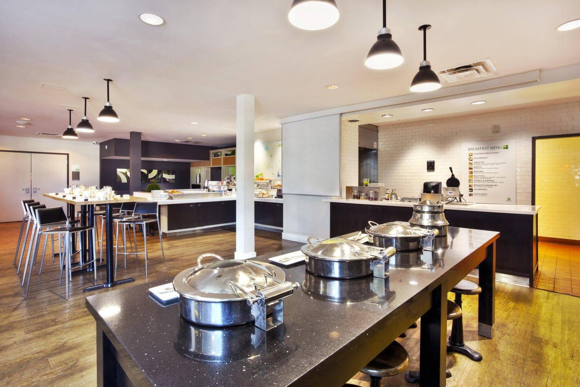 Holiday Inn Express Winnipeg Airport - Polo Park By Ihg Exteriör bild